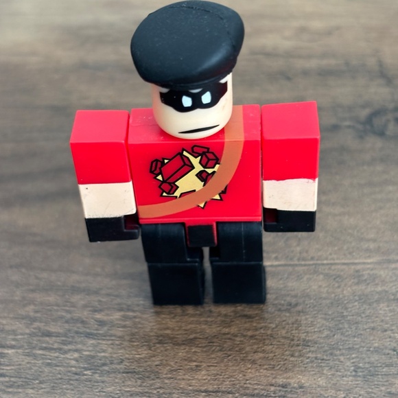 ROBLOX Heroes of Robloxia DYNAMO Villian Action Figure Toy Jazwares Red & Black - Picture 3 of 7